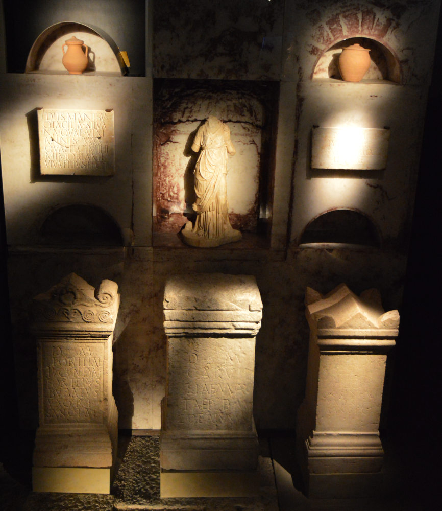 Museo de la almoina, inscripcion y estatuas .necropolis romana situada a las afueras junto a torres d quart