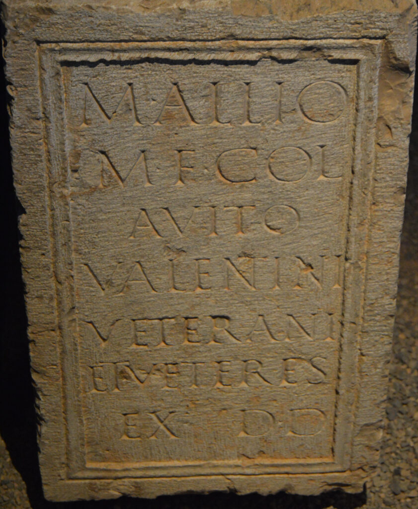 Museo de la almoina, pedestal estatua equestre Marco Alio avito por decreto de los decuriones