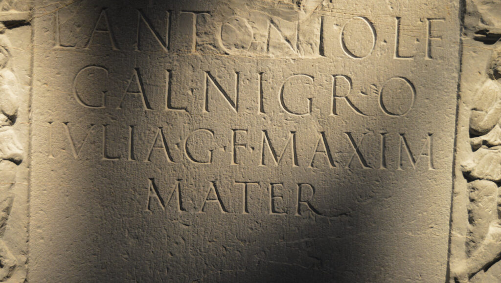 Museo de la almoina, inscripcion fueneraria a un regidor romano Lucio antonio niger