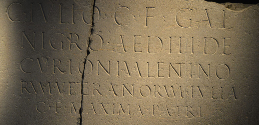 Museo de la almoina, inscripcion fueneraria a un edil romano Vaio julio antonio niger
